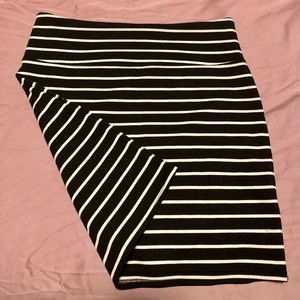 Black and white striped American Eagle skirt
